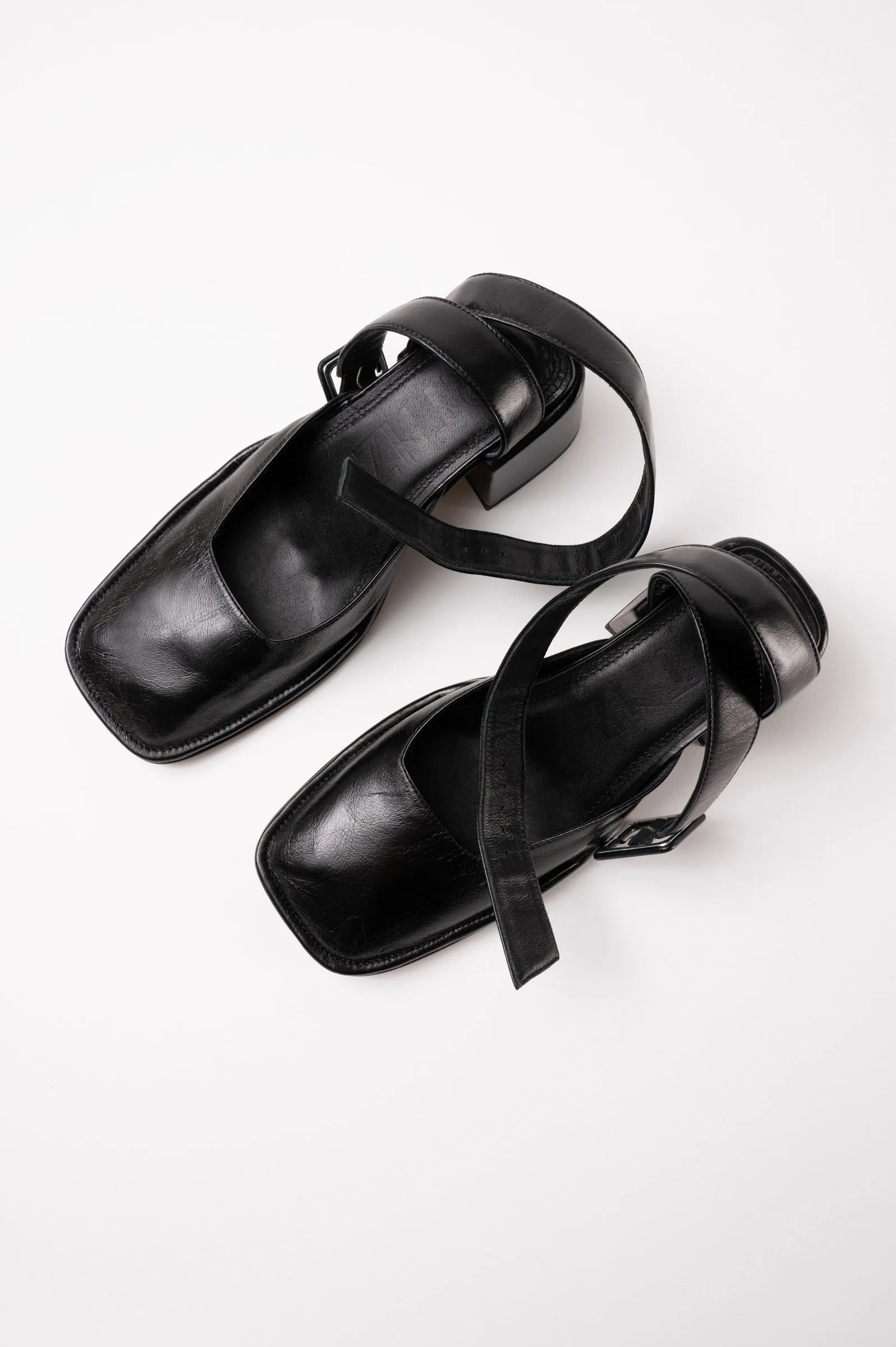 YASU - Black Wrinkled Polished Leather Pumps